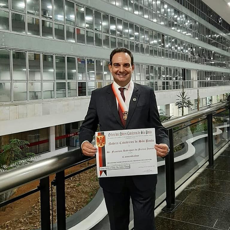 Francisco Freitas segurando certificado de reconhecimento na ALESP