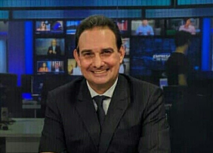 Francisco Freitas em estúdio de televisão.