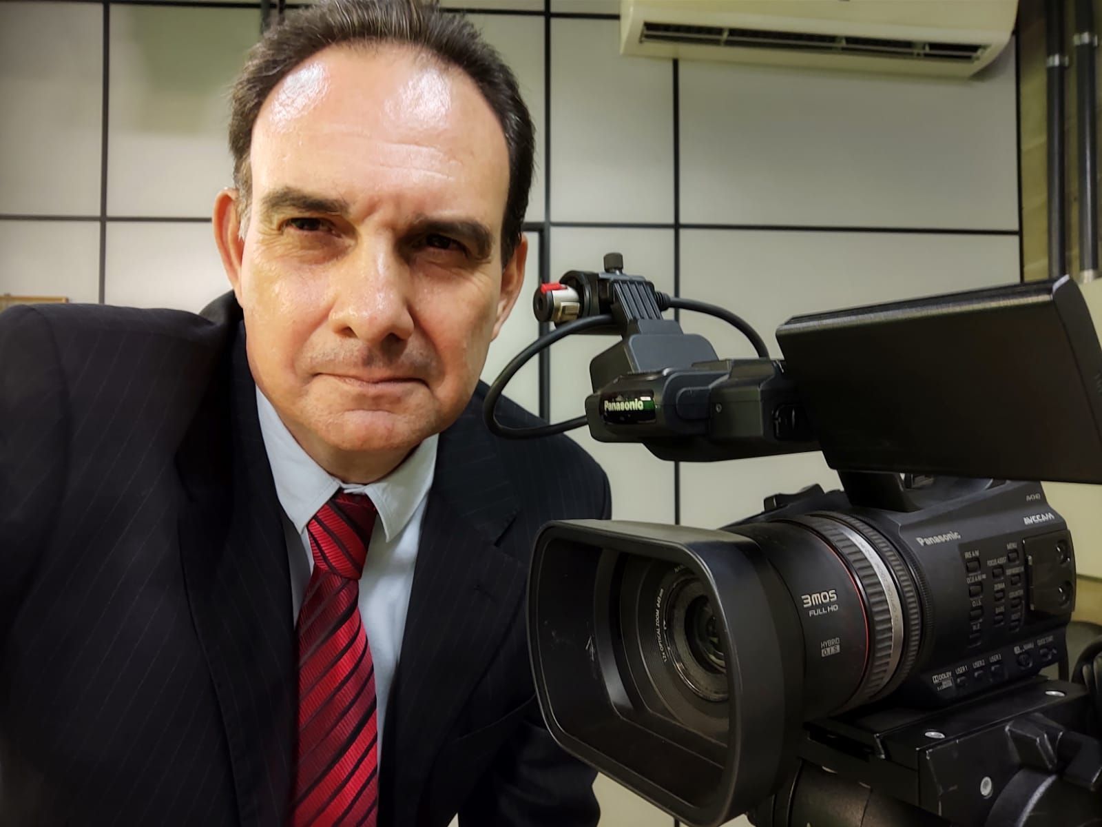 Francisco Freitas ao lado de uma câmera de televisão