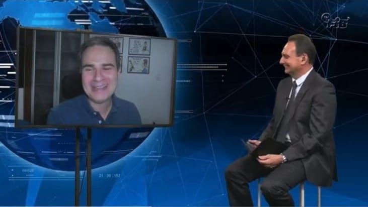 Francisco Freitas conduzindo entrevista no estúdio do Momento Empreendedor