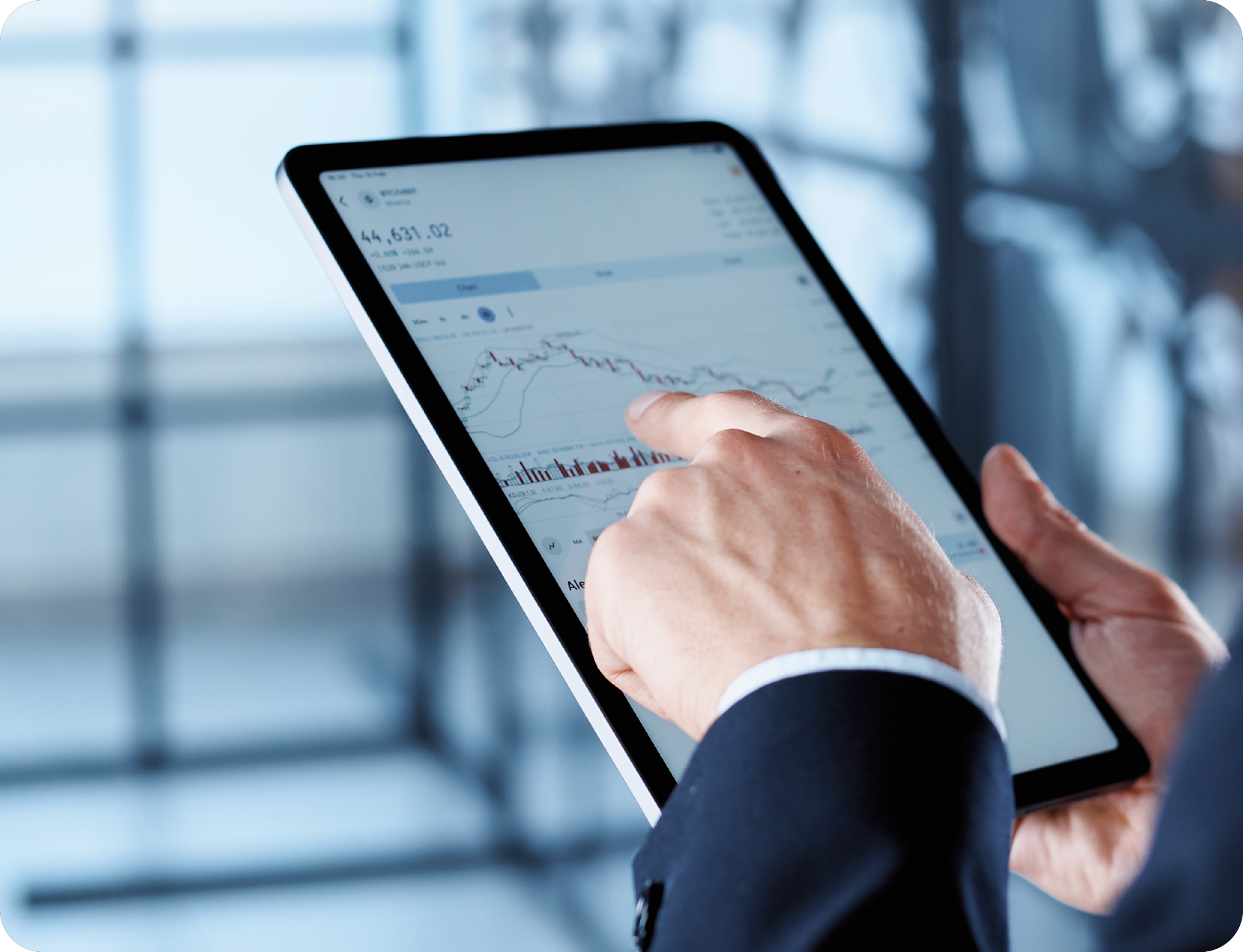 Profissional analisando informações de negócios em dispositivos digitais