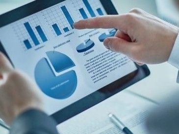 Análise de gráficos empresariais em um tablet.
